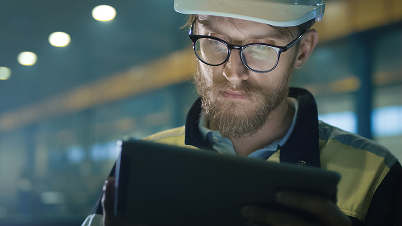 Homme utilisant une tablette pour les services wizzcad sur chantier